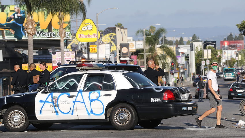事業主は、警察はロサンゼルスの抗議行動に集中し、無視し、警察に保護と奉仕を呼びかけていると述べています 高画質の壁紙