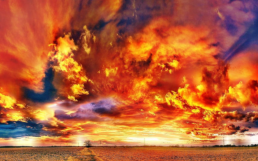 Ogniste chmury nad polem zachodu słońca, ognisty zachód słońca Tapeta HD