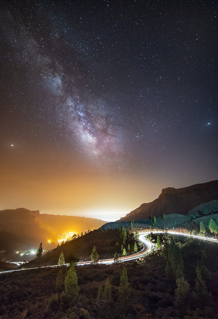 Gran Canaria, España, Vía Láctea sobre el pequeño pueblo de Fataga, Gran Canaria España fondo de pantalla del teléfono