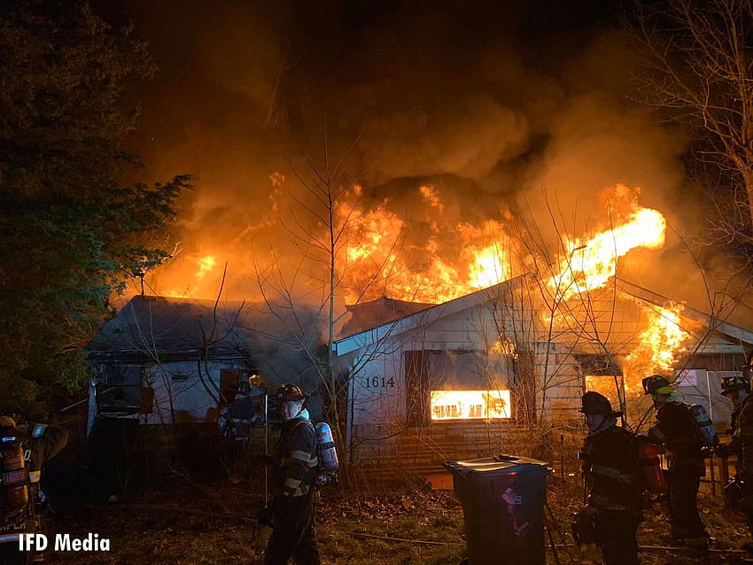: 인디애나폴리스 소방관들이 빈 집 화재 현장에서 일하다 HD 월페이퍼