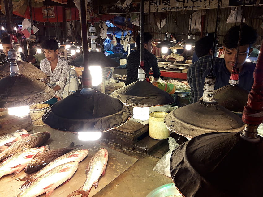 Ludzie stragany z jedzeniem na targu rybnym kupiec sprzedaje dorosłego człowieka na giełdzie Tapeta HD
