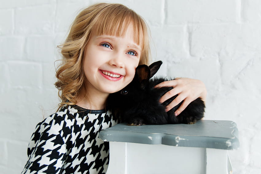 Stock caucásico, niña con conejo fondo de pantalla