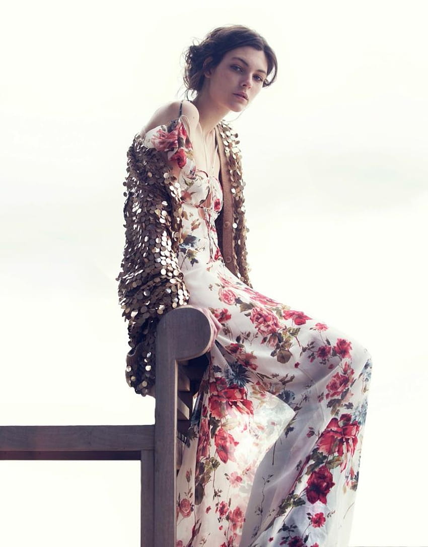Vittoria Ceretti Models Spring's Romantic Dresses for Vogue China HD phone wallpaper