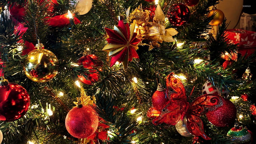 Árbol de navidad con adornos rojos y dorados, árbol de navidad dorado fondo de pantalla