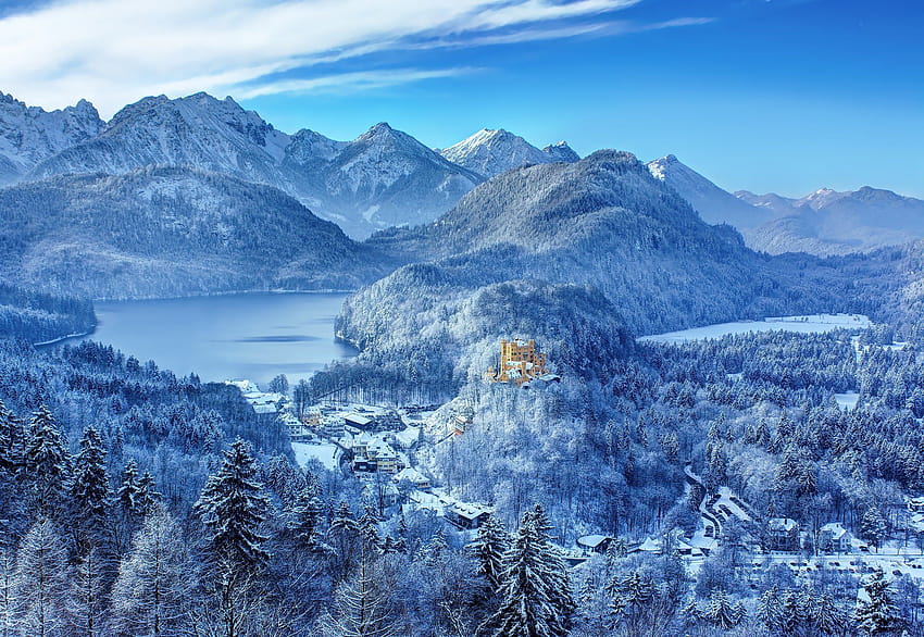 ドイツ南部バイエルン城ホーエンシュヴァンガウ ホーエンシュヴァンガウ冬の雪山湖の森、バイエルンの冬 高画質の壁紙