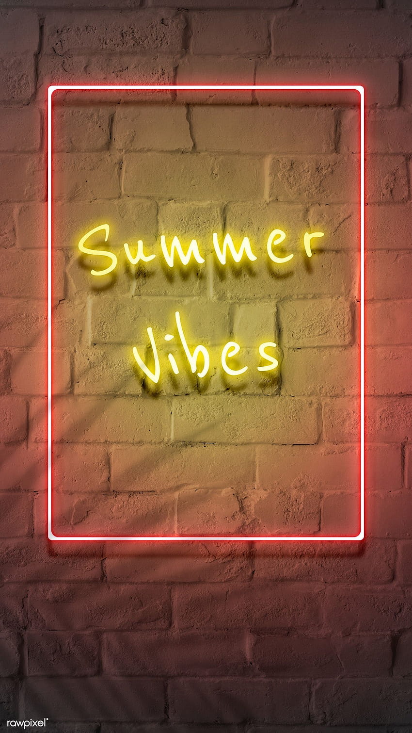 Vibraciones de verano amarillo neón en un marco en una pared de ladrillo, neón de verano fondo de pantalla del teléfono