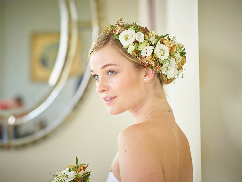 10 atemberaubende Möglichkeiten, Blumen in Ihrem Haar zu tragen, künstliche Blumen für Brautfrisuren HD-Hintergrundbild