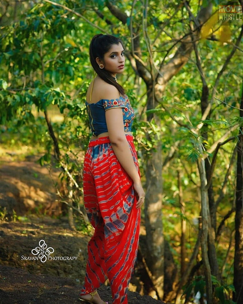 In un look da sposa in un kasta / navari saree di colore rosso, camicetta con spalle scoperte e gioielli Sfondo del telefono HD