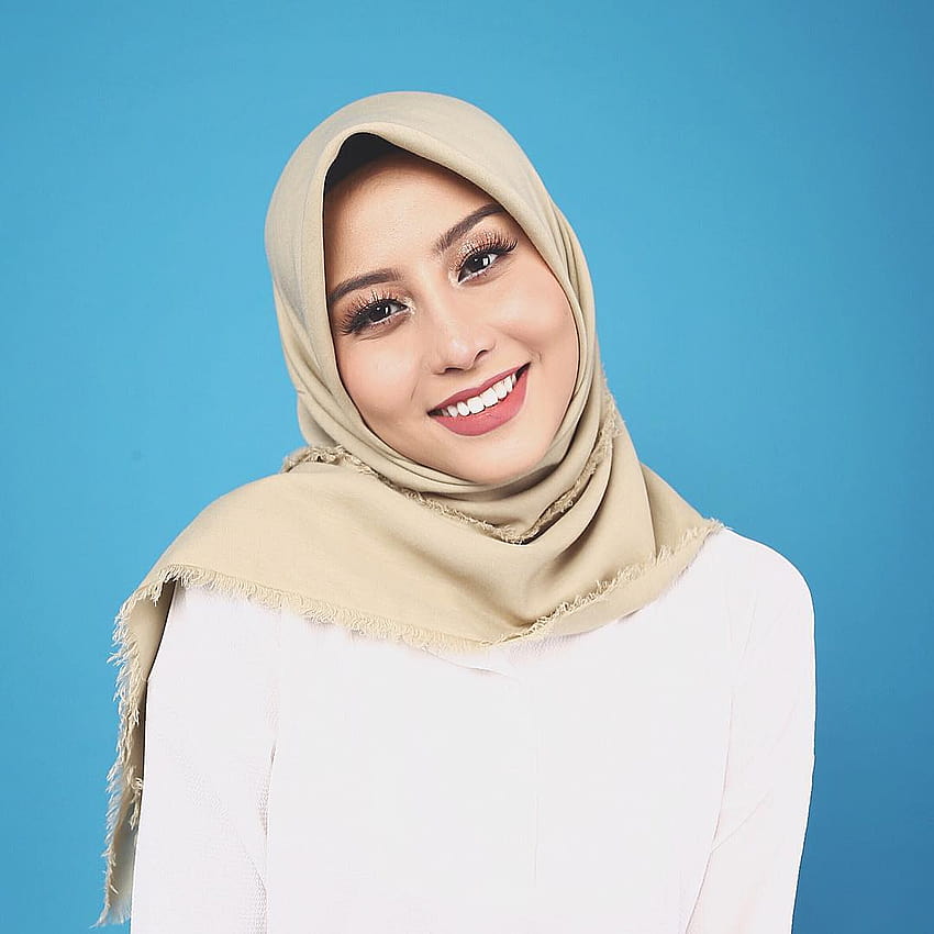 10 Foto Manis Awkarin dengan Balutan Hijab Bikin Pangling Banget! HD phone wallpaper