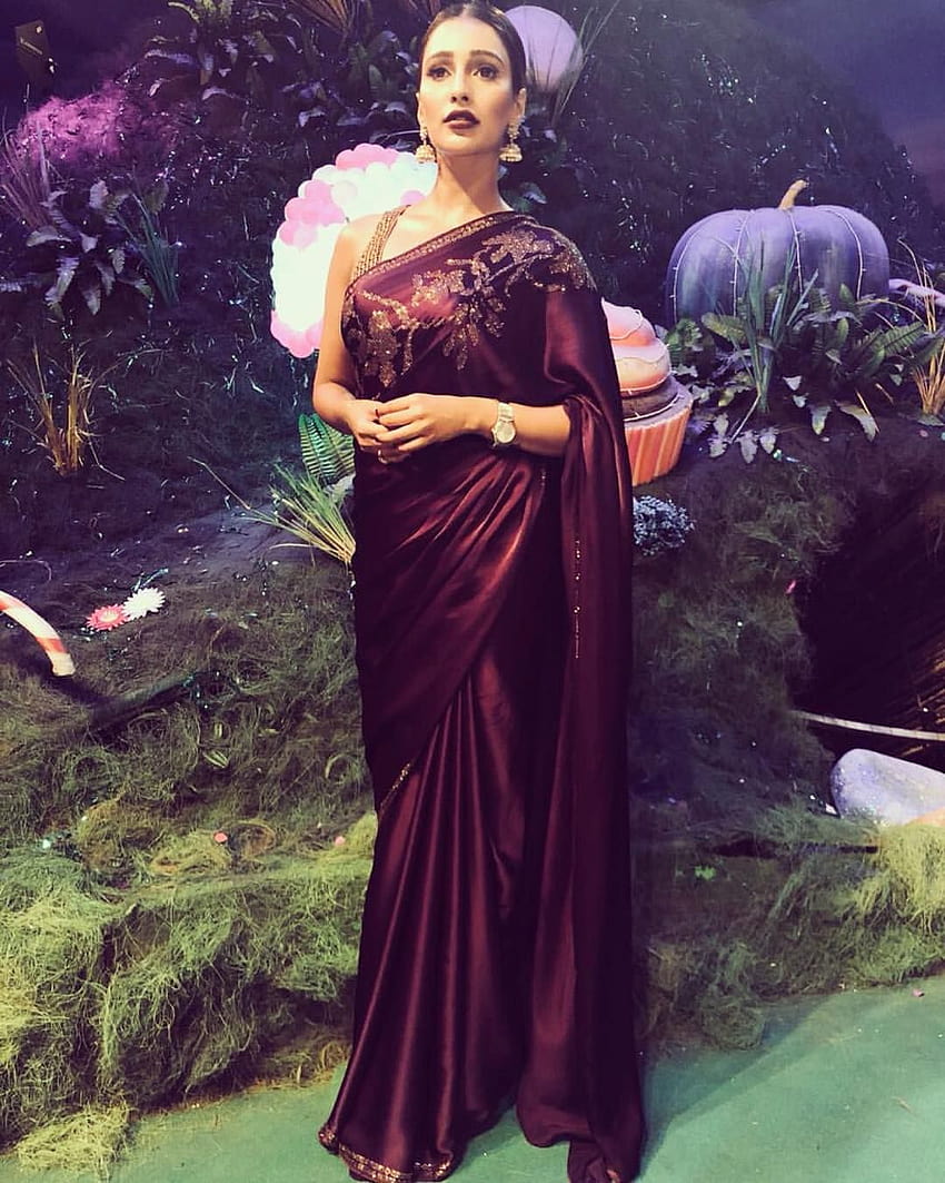 Sayantika Banerjee a l'air élégante vêtue d'un sari en satin aubergine orné de cristaux pour la télé-réalité de Zee Bangla… Fond d'écran de téléphone HD