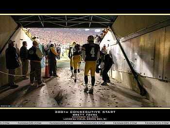 Brett Favre Signed Green Bay Packers Unframed 8x10 NFL Photo Drop Back Green JE