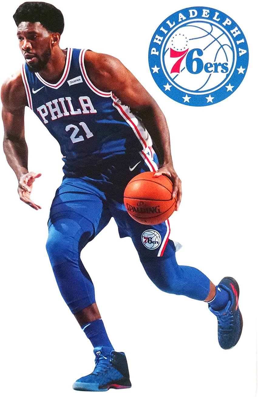 Joel Embiid Mini FATHEAD Графика + лого на Philadelphia 76ers Официална винилова стенна графика на NBA HD тапет за телефон