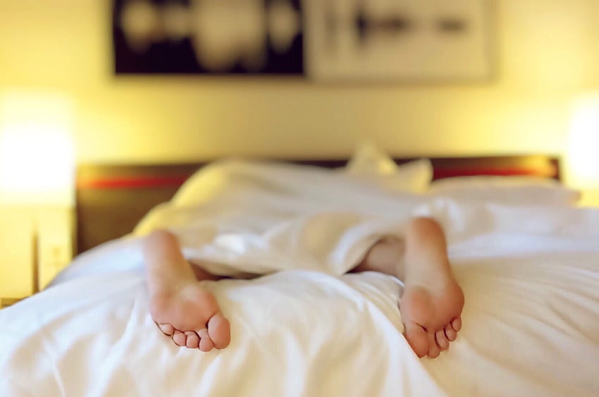 Лице, лежащо на легло, покриващо бяло одеяло · Инвентар, матрак HD тапет