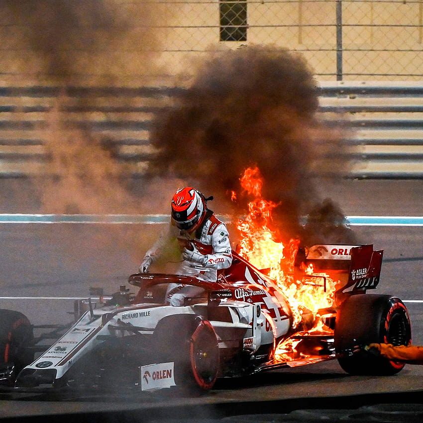 Колата на Кими Райконен избухна в пламъци при друг плашещ инцидент във Формула 1, катастрофа във Формула 1 HD тапет за телефон