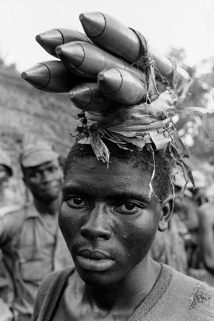 Un guerrigliero separatista Ibo, vicino a Onitsha, Biafra, Nigeria, aprile Sfondo del telefono HD