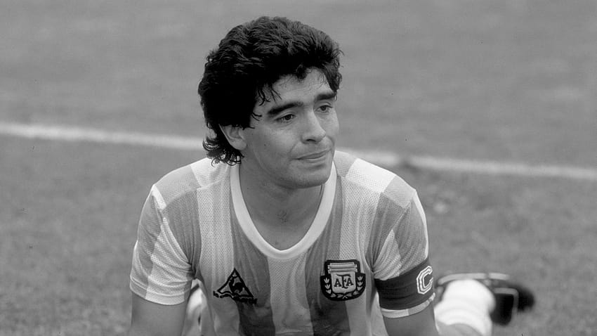 Falleció Diego Maradona, maradona en blanco y negro fondo de pantalla