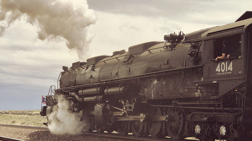 Най-големият парен локомотив в света, Big Boy на Union Pacific, идва в Западен Чикаго по време на „Голямото състезание през Средния Запад“, отбелязвайки 150-ата годишнина от завършването на трансконтиненталната железопътна линия, над 4014 HD тапет