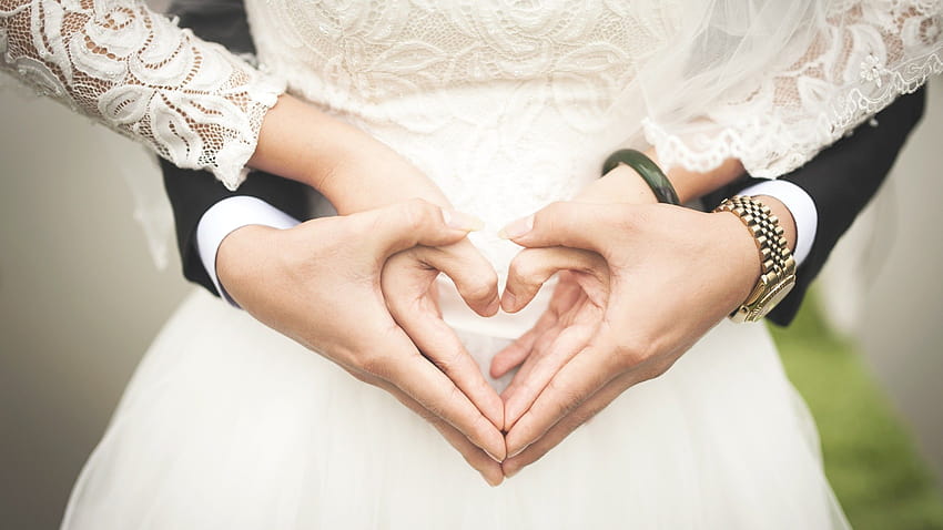 Liebesherz, Hände zusammen, Hochzeitsoutfit, Paar, Braut, Bräutigam, Ehe, Liebe, Herzhand HD-Hintergrundbild
