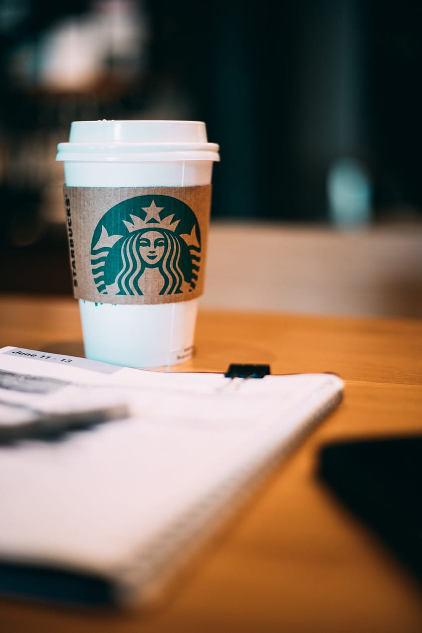 di tazza Starbucks bianca su superficie di legno marrone – Minsk Sfondo del telefono HD