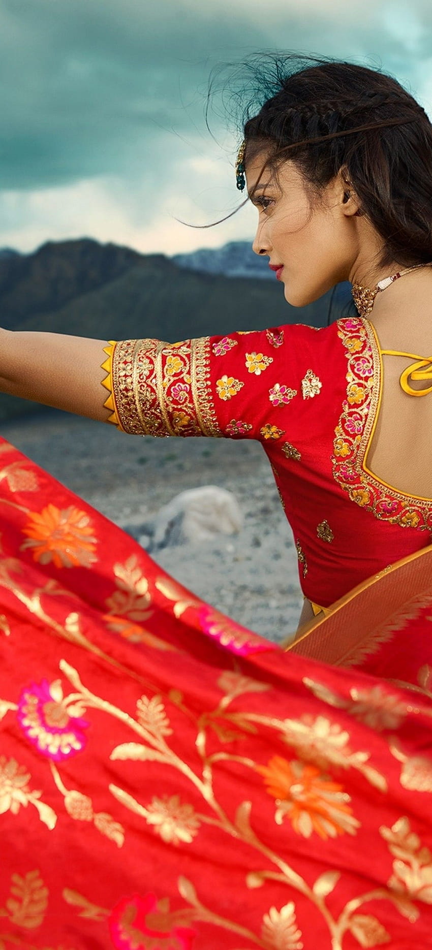 1440x3168 Indian Woman, Model, Traditional Clothes, Saree, Actress, Back View for OnePlus 8 Pro, Oppo Find X2, indian women saree HD phone wallpaper
