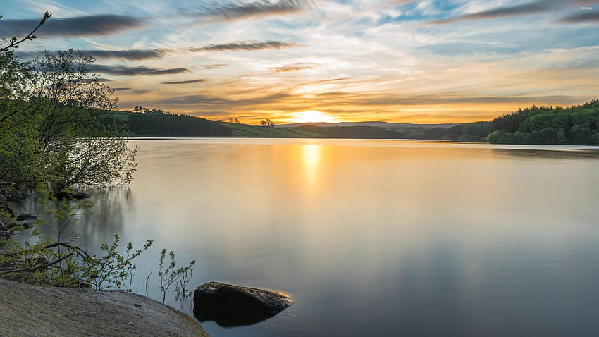Goldener Sonnenuntergang spiegelt sich im ruhigen See wider, goldene Sonnenuntergangsreflexion HD-Hintergrundbild