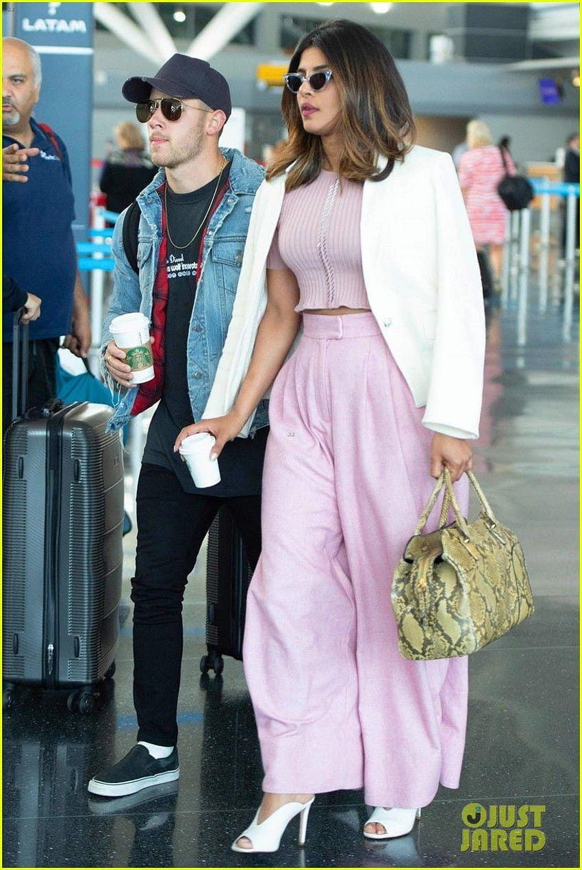 Nick Jonas & Priyanka Chopra Arrive at JFK Airport Together on ZIG, nick jonas and priyanka chopra HD phone wallpaper