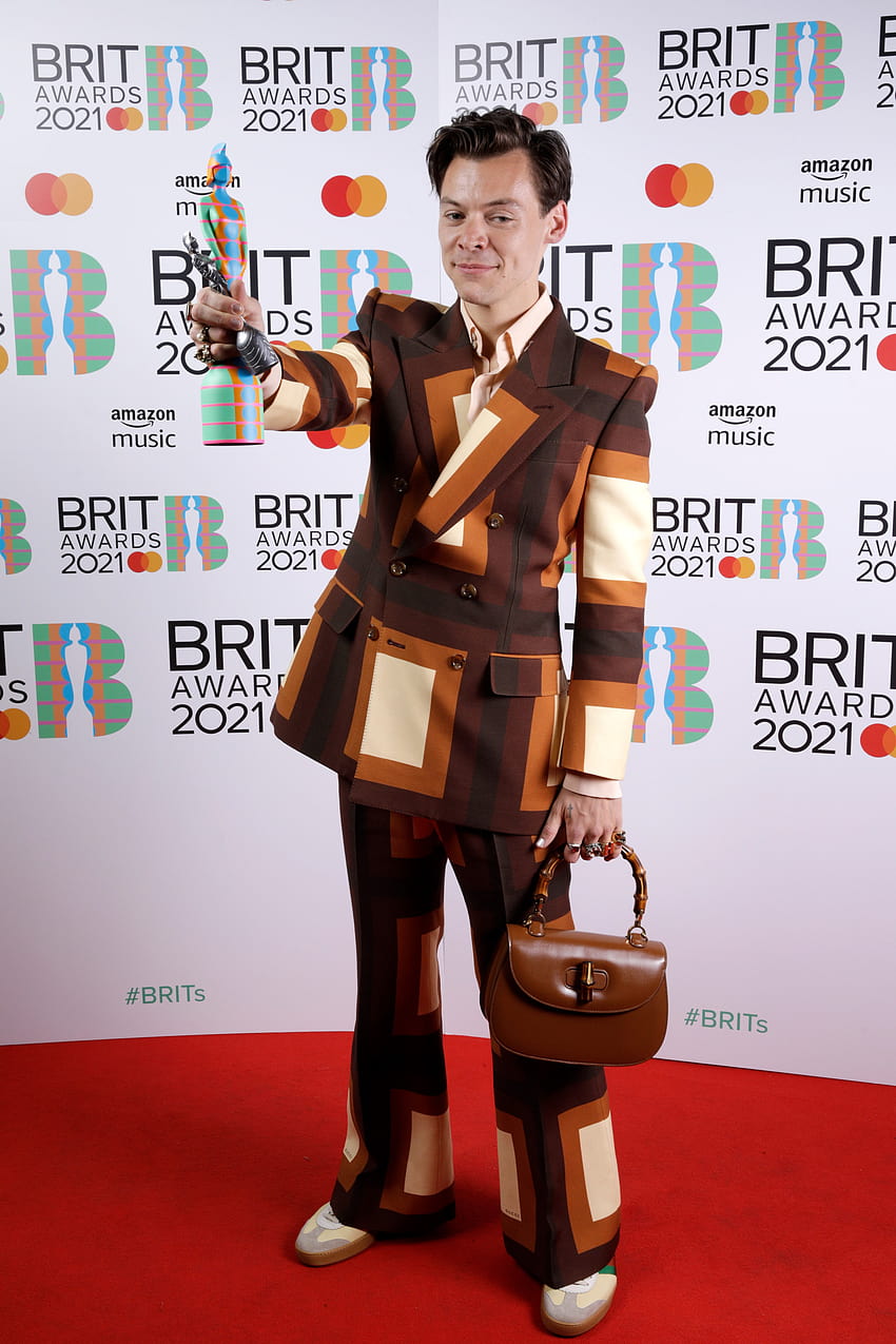 Harry Styles Brought Retro Suiting to the Brit Awards, harry styles 2022 HD phone wallpaper