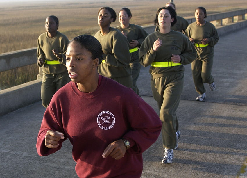 Por primera vez en casi 100 años, el campo de entrenamiento del Cuerpo de Marines de San Diego capacitará a mujeres reclutas fondo de pantalla