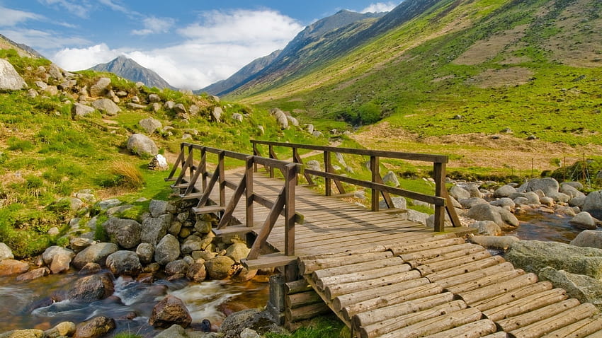 Jembatan kayu kecil di atas sungai pegunungan Wallpaper HD