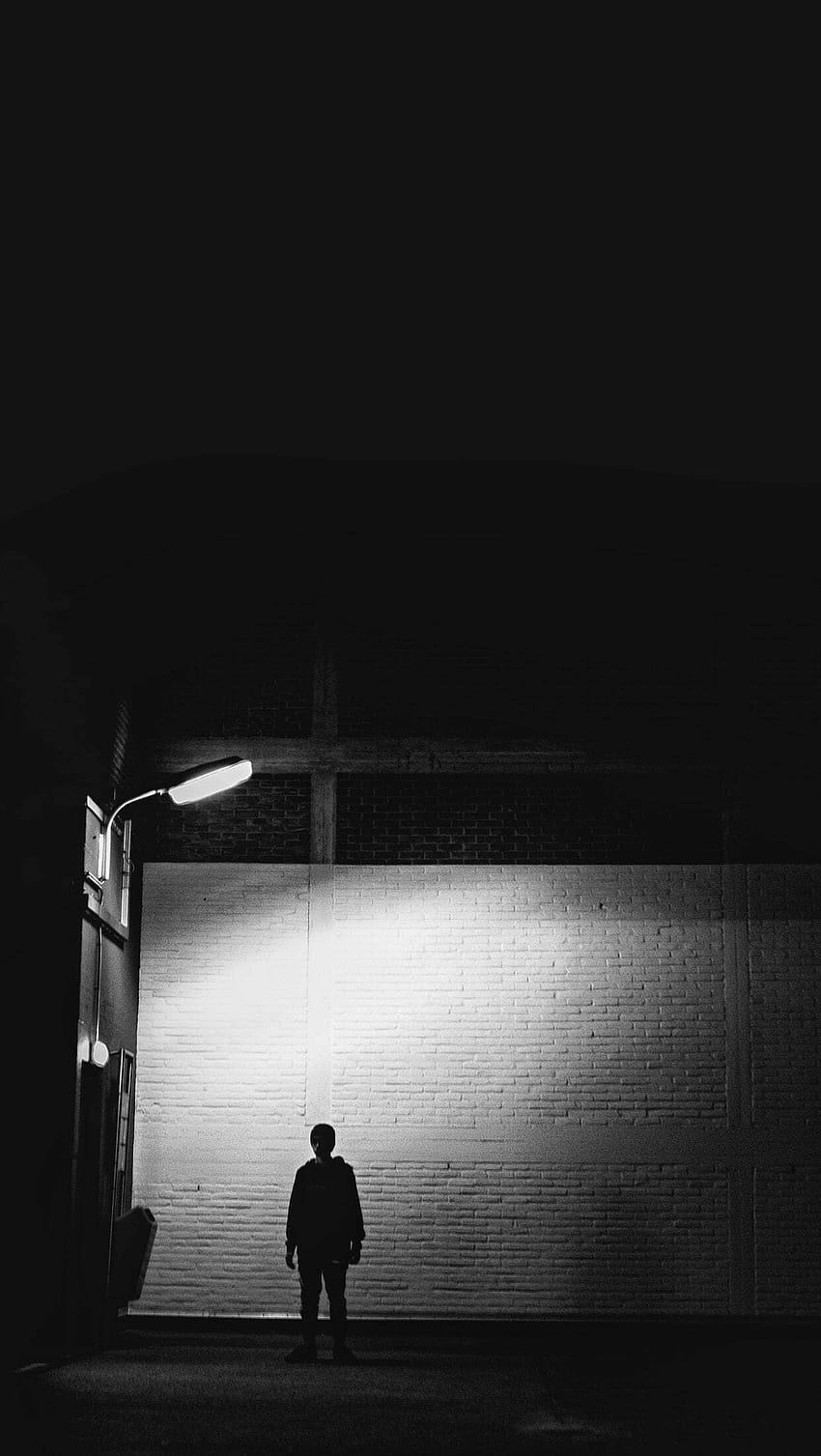 Man standing under lamp post for iphone 12, lamppost HD phone wallpaper