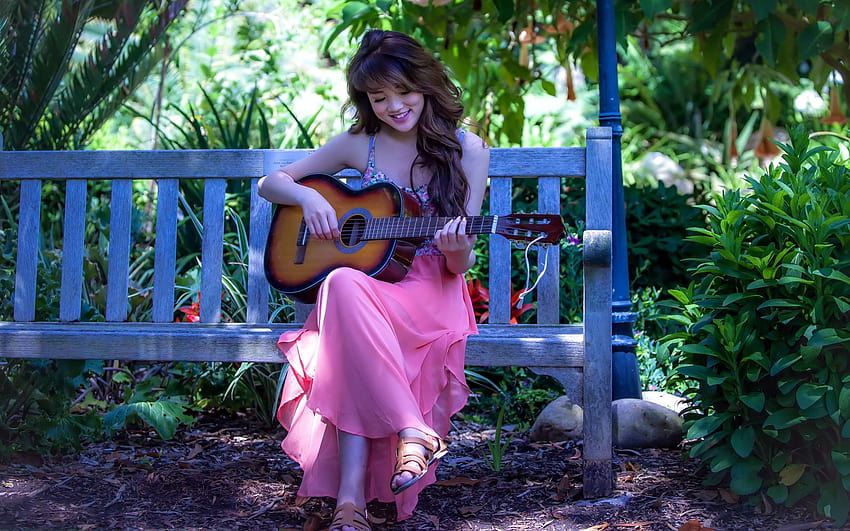 Момиче седи на пейка в градината и свири на китара, пейка жени HD тапет