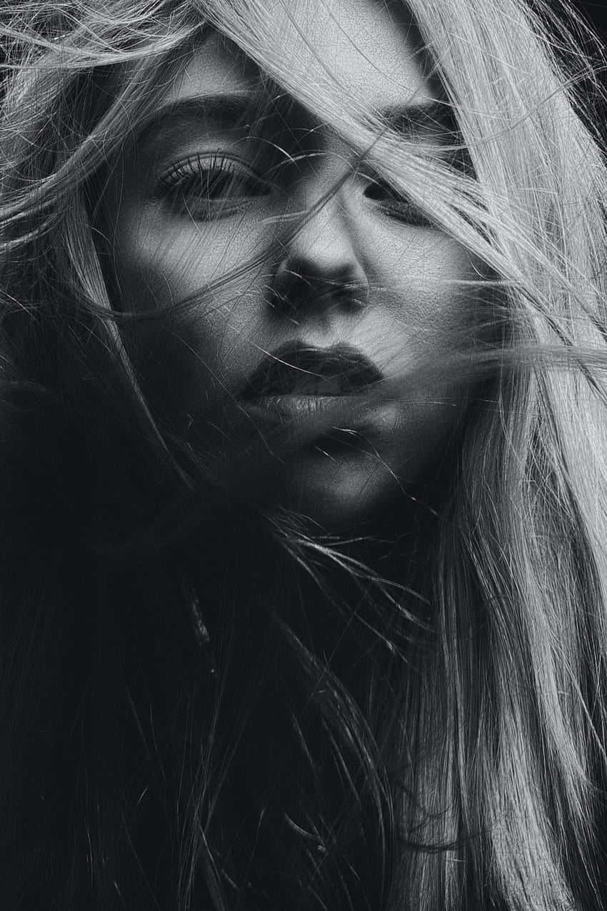 Graustufengrafik des Gesichts einer Frau – Porträt auf einem schwarz-weißen Gesicht HD-Handy-Hintergrundbild