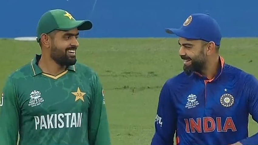 Virat Kohli と Babar Azam のは、キャプテンがインド対パキスタン T20 ワールド カップ 2021 フィクスチャ中にお互いを抱きしめているときに口コミで広まります 高画質の壁紙