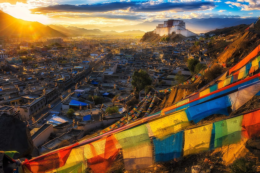 2877710 / natura kraj klasztor świątynia pejzaż miejski flaga góra buddyzm zachód słońca chmury tybet lhasa, flaga tybetańska Tapeta HD