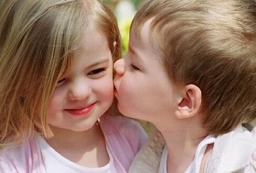 Śliczny pocałunek dziecka, całowanie dzieci Tapeta HD