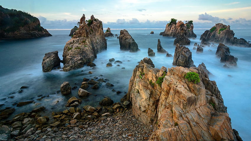 Gigi Hiu formazione rocciosa sulla spiaggia di Kelumbayan, Lampung, Sumatra, formazione rocciosa costiera Sfondo HD