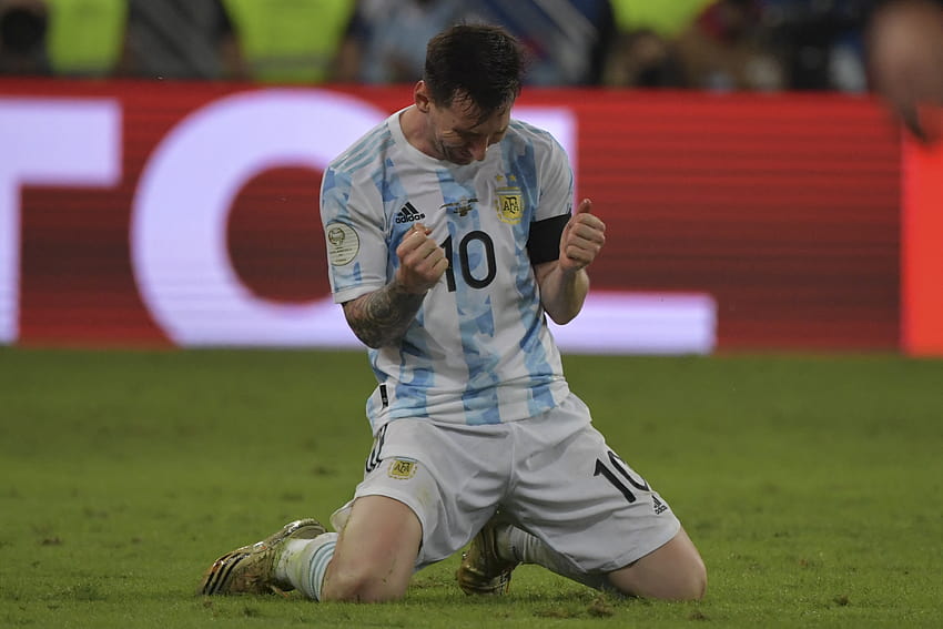 En : Lionel Messi celebra la victoria de Argentina en la Copa América, messi copa fondo de pantalla