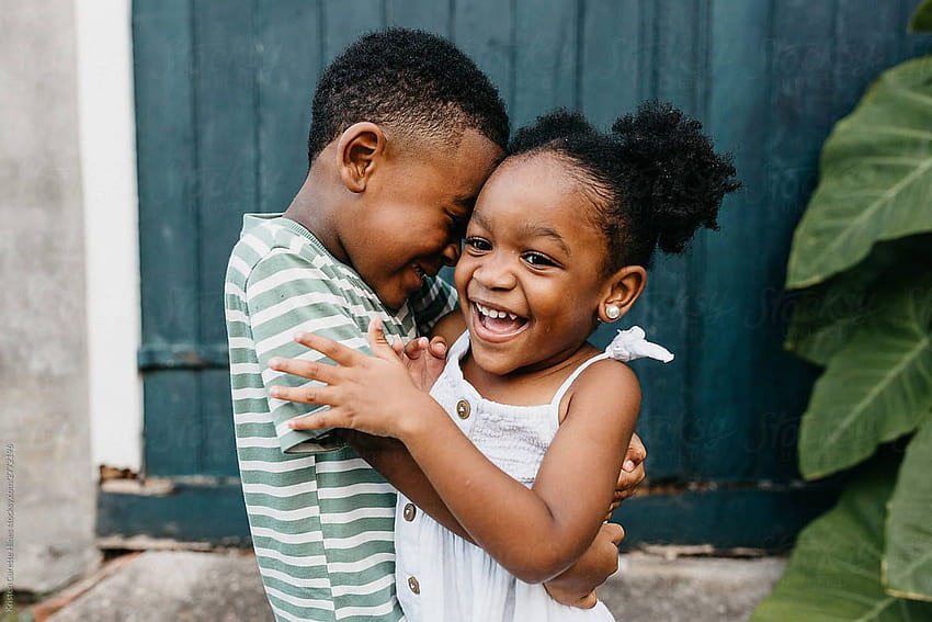 Zwei afroamerikanische Kinder / Bruder und Schwester umarmen sich. von Kristen HD-Hintergrundbild