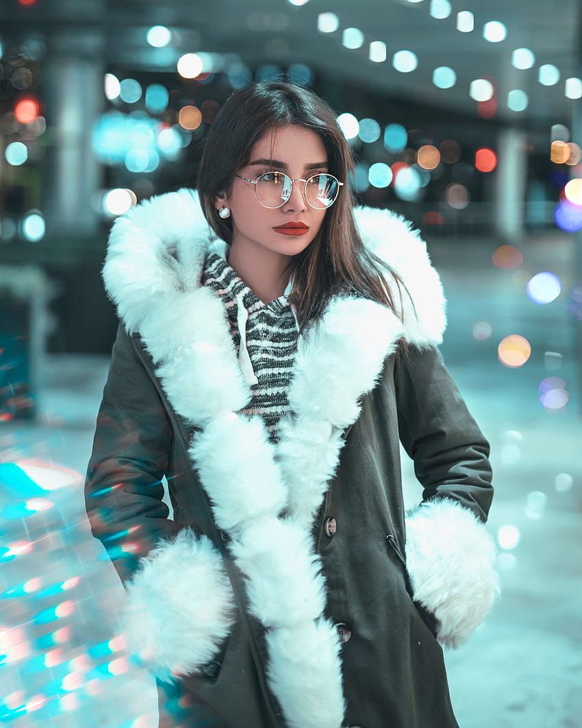 of Woman Wearing Fur Coat · Stock HD 전화 배경 화면