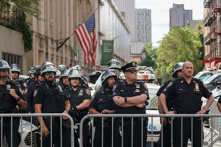 시위 현장에서 마스크를 착용하지 않은 경찰이 목격됐다. 이것이 중요한 이유입니다. 뉴욕시 경찰서 HD 월페이퍼