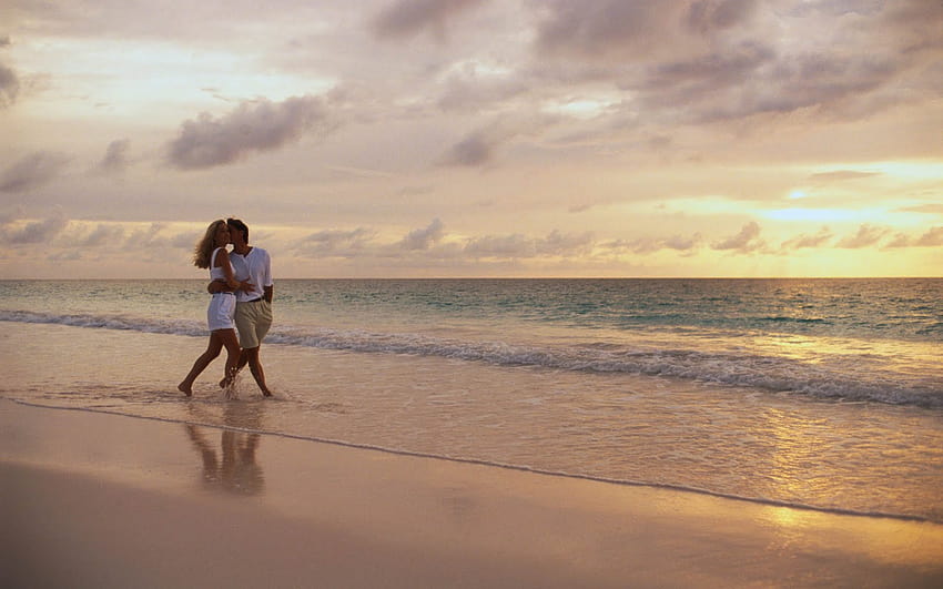 Lovely couple walking along the sea on the beach, walking couple HD wallpaper