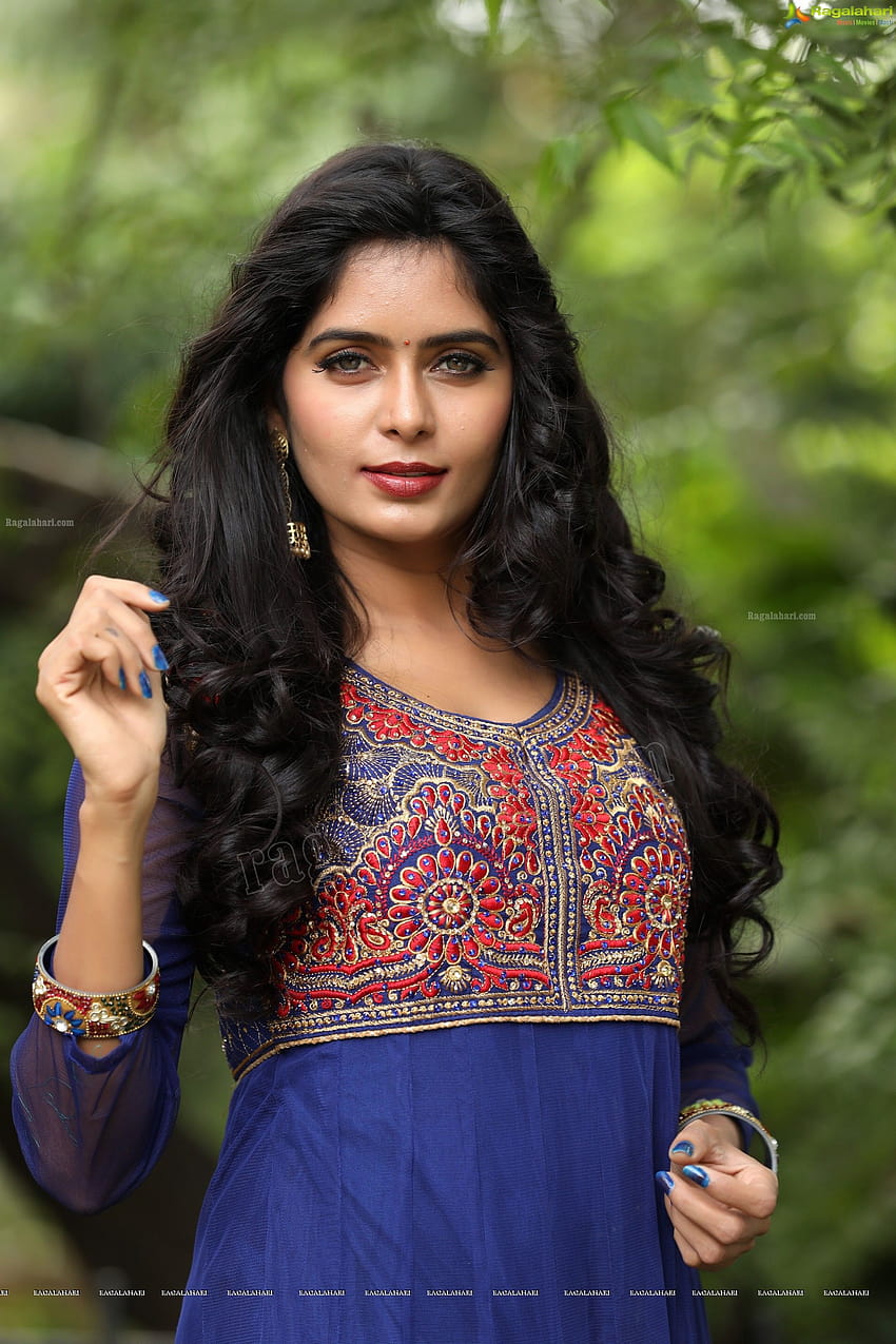 ตรวจสอบนิ่ง Super Glam ของ Telugu Heroine Madhumithakrishna ในชุดสีน้ำเงินวีรสตรี วอลล์เปเปอร์โทรศัพท์ HD