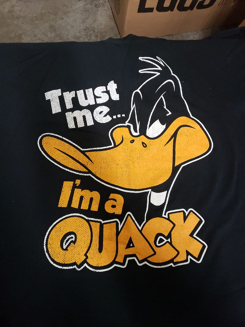 Страхотна риза Looney Tunes Daffy Duck на Mercari HD тапет за телефон