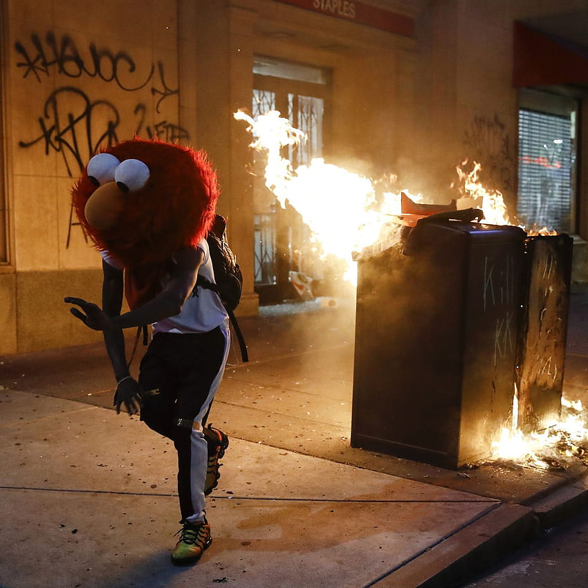 Бунтове 2020: покажете протести в Ню Йорк, Минеаполис, Лос Анджелис, горящ елмо HD тапет за телефон