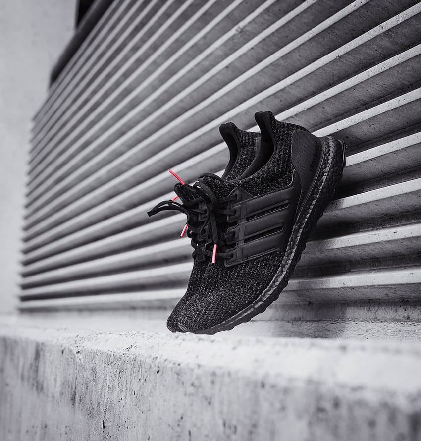 Paar schwarze Adidas Ultra Boost Schuhe – Schuhe HD-Handy-Hintergrundbild