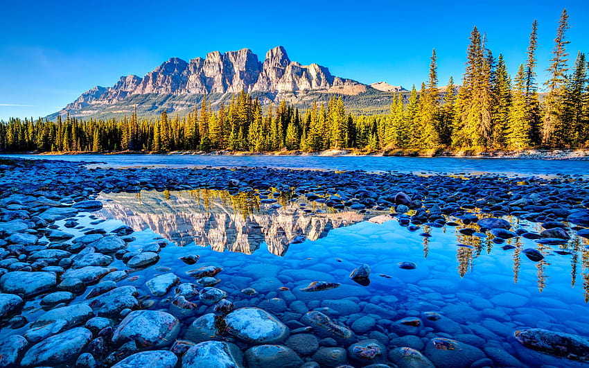 カナダのバンフ国立公園アルバータ州の美しい山の川、の風景 高画質の壁紙