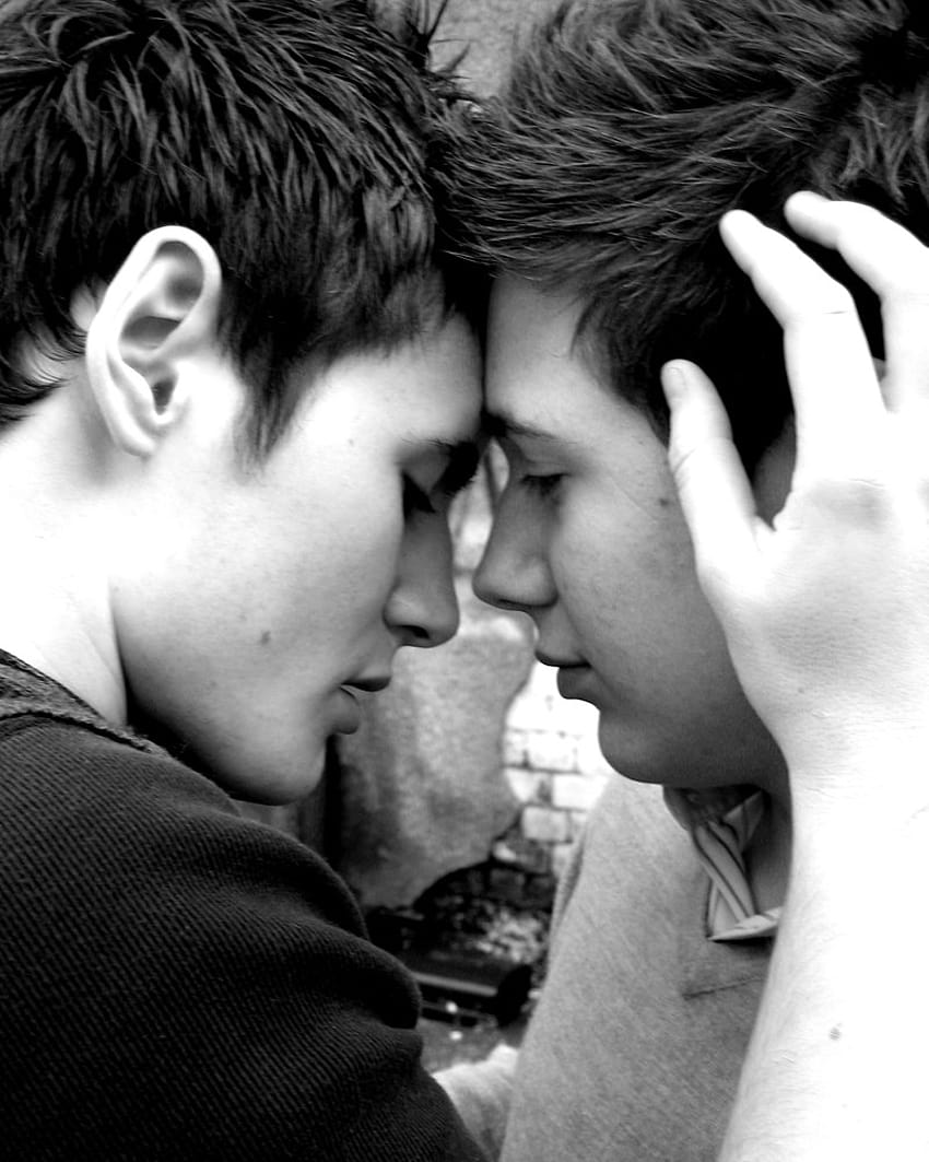 гей любов, графика, романтика, любов, целувка, взаимодействие, чело, черно и бяло, жест, графика, ръка, целувка на гей двойки HD тапет за телефон
