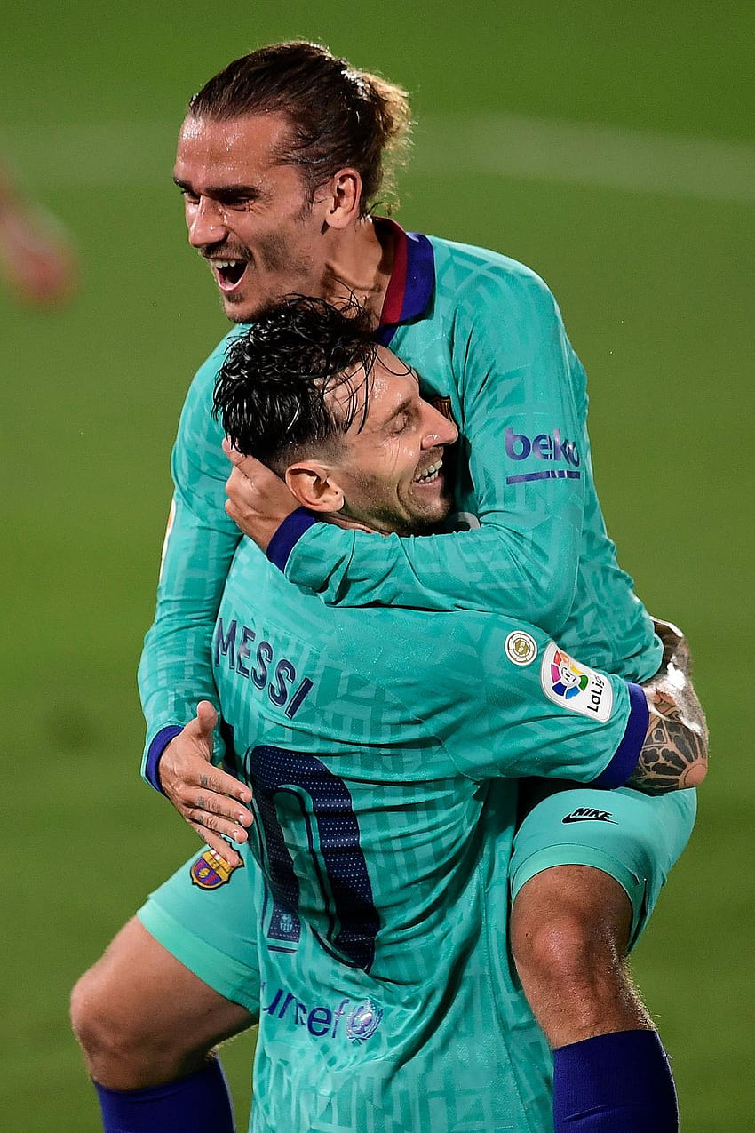 Antoine Griezmann reçoit un câlin de célébration de Lionel Messi alors que Barcelone laisse derrière lui des ennuis, célébration du but de Griezmann Fond d'écran de téléphone HD