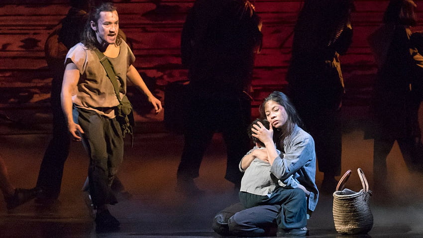 Review: Return of the Little Copter That Wowed in 'Miss Saigon' HD wallpaper