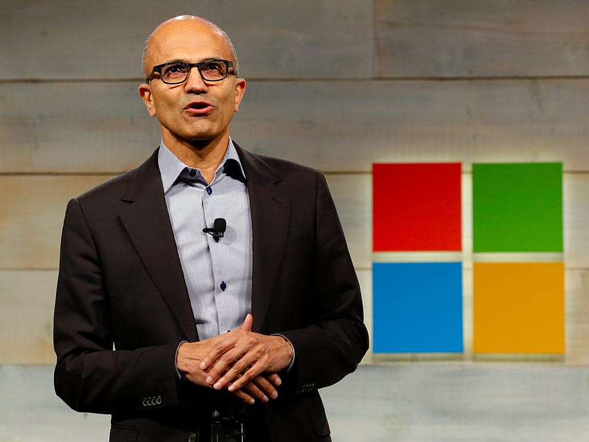 Dyrektor generalny firmy Microsoft, Satya Nadella, przedstawia 10 zasad, które zdefiniują sztuczną inteligencję Tapeta HD